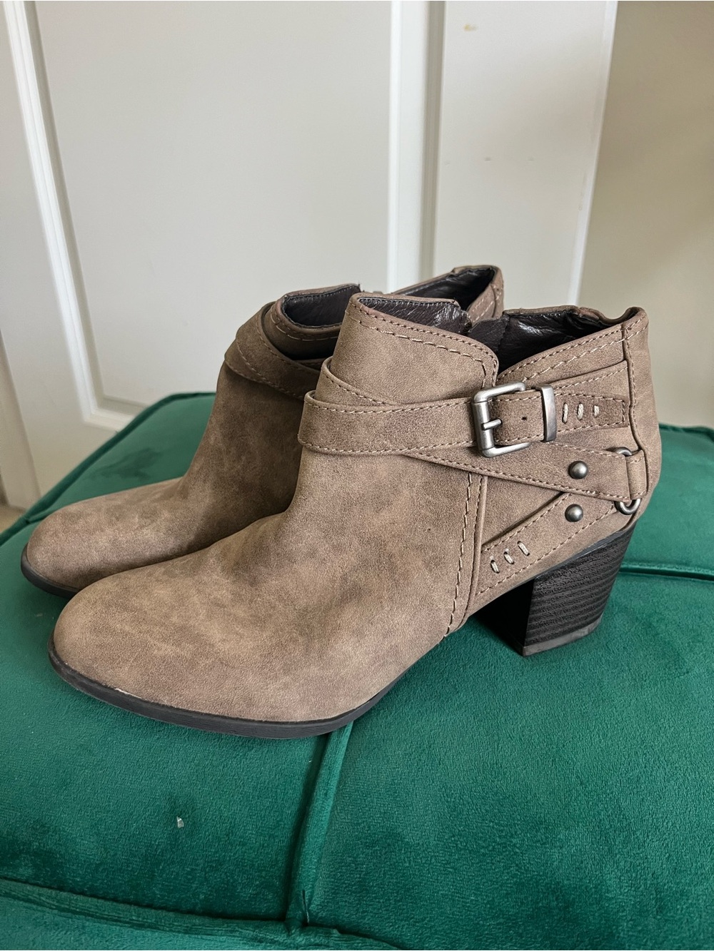 Indigo Rd Women's Taupe Suede Ankle Boots with Buckle Detail Sz 8.5